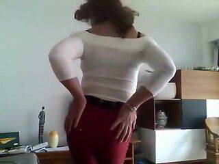 Caroline crossdresser en pantalon slim rouge et top ech - ashemaletube.com