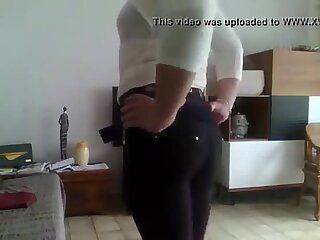 Crossdresser avec ses nouveaux pantalons slim top et ch - ashemaletube.com