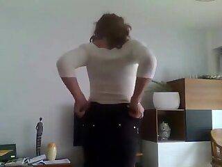 Crossdresser avec ses nouveaux pantalons slim top et ch - ashemaletube.com