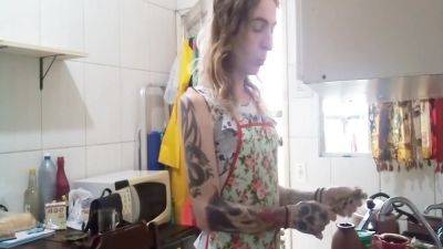 Sissy Aniya - Mulherzinha Na Cozinha 6 Min - hotmovs.com