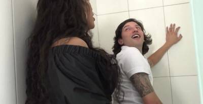 Jhoany Wilker - Jhoany Wilker (Travesti Fudendo Novinho No Banheiro Público) - bemyhole.com - Brazil